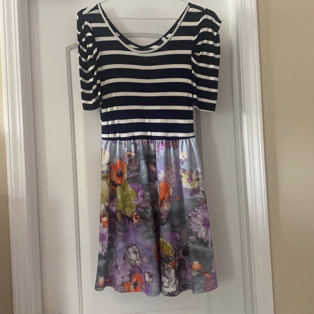 Perfect wedding guest dress with beautiful color and patterns!